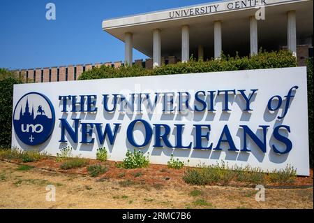 NEW ORLEANS, LA, USA - 26 AOÛT 2023 : l'Université de la Nouvelle-Orléans signe devant le Centre universitaire sur le campus au bord du lac Banque D'Images