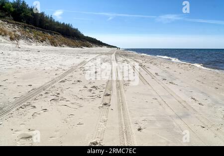 Seascape. Traces de pneus sur le sable de plage. Côte de la mer Baltique, Poméranie occidentale, Pologne, Europe. Banque D'Images