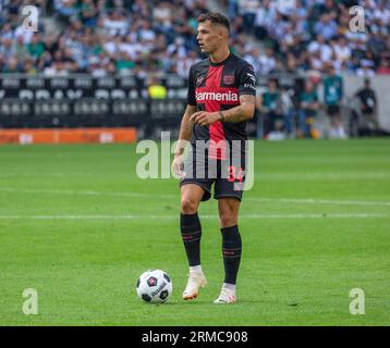 Sports, football, Bundesliga, 2023/2024, Borussia Moenchengladbach vs. Bayer 04 Leverkusen 0-3, Stadium Borussia Park, scène du match, granit Xhaka (04) en possession du ballon, LES RÈGLEMENTS DFL INTERDISENT TOUTE UTILISATION DE PHOTOGRAPHIES COMME SÉQUENCES D'IMAGES ET/OU QUASI-VIDÉO Banque D'Images