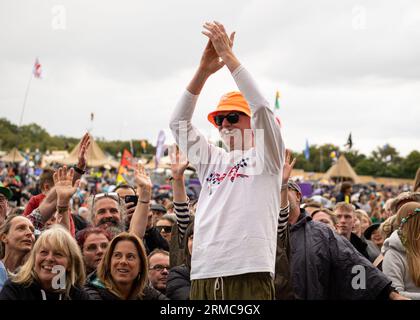 Chris Evans (présentateur de télévision et dj radio) se tient devant la foule à son Carfest Festival 2023 à Laverstoke Park Farm, Hampshire. Angleterre, Royaume-Uni. Banque D'Images