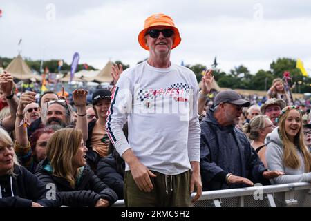 Chris Evans (présentateur de télévision et dj radio) se tient devant la foule à son Carfest Festival 2023 à Laverstoke Park Farm, Hampshire. Angleterre, Royaume-Uni. Banque D'Images