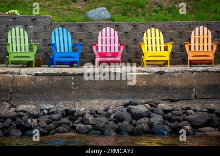 Chaises adirondack colorées sur un lac du Wisconsin, horizontales Banque D'Images