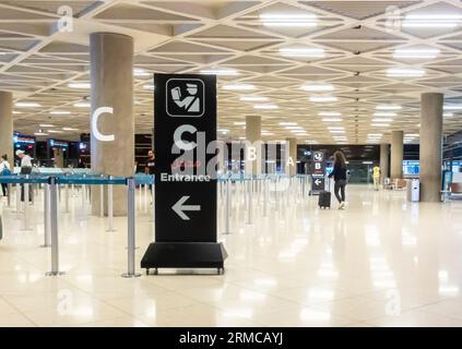 Aéroport d'Amman Jordanie - signalisation bilingue indiquant la direction d'entrée au contrôle des passeports pour les passagers Banque D'Images