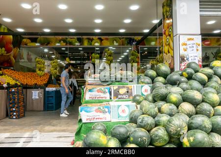 Pastèques vendues dans la rue à Amman Jordanie en face du supermarché Banque D'Images