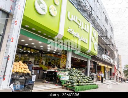 Pastèques vendues dans la rue à Amman Jordanie en face du supermarché Banque D'Images