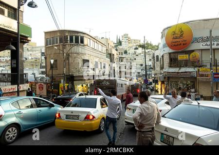 Chauffeurs de taxi, chauffeurs de taxi appelant les clients. Rue animée dans Jabal al-Weibdeh quartier Amman Jordanie Banque D'Images