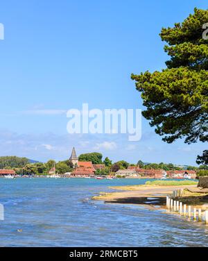 L'église Holy Trinity et les bâtiments historiques à Bosham, un village côtier vue sur Chichester Harbour sur la côte sud, West Sussex, Angleterre Banque D'Images