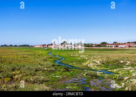 Vue panoramique sur les marais de Bosham, un village côtier sur la côte sud dans Chichester Harbour, West Sussex, sud de l'Angleterre, à marée basse Banque D'Images