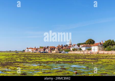 Mur de mer sur Shore Road qui inonde à marée haute à Bosham, un village côtier sur la côte sud à Chichester Harbour, West Sussex, dans le sud de l'Angleterre Banque D'Images