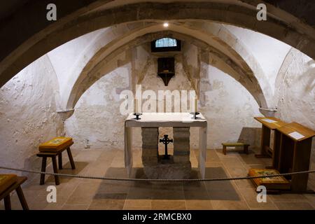 La crypte et l'autel dans l'église historique Holy Trinity à Bosham, un village côtier de Chichester Harbour, West Sussex, dans le sud de l'Angleterre Banque D'Images