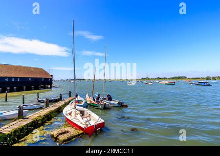 La Voile Bateaux amarrés à un ponton en bois à Bosham, un village côtier de Chichester Harbour sur la côte sud, West Sussex, dans le sud de l'Angleterre, Royaume-Uni Banque D'Images