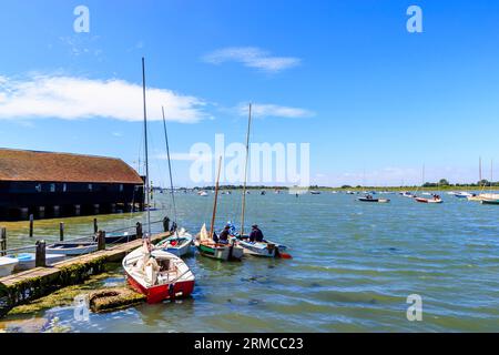 La Voile Bateaux amarrés à un ponton en bois à Bosham, un village côtier de Chichester Harbour sur la côte sud, West Sussex, dans le sud de l'Angleterre, Royaume-Uni Banque D'Images