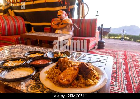 Nabataean Tent Restaurant - Petra, avec concerts. Plat d'agneau Mandi sur la table Banque D'Images