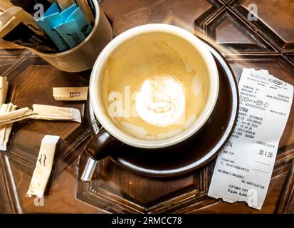 Tasse de café et le reçu dans le bar café du hall de l'hôtel Mövenpick Petra Banque D'Images