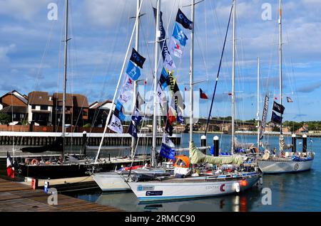 27 août 2023 MDL Ocean Village Marina, Southampton Hampshire Royaume-Uni cinq des 14 participants se sont inscrits pour l'assemblage de l'Ocean Globe Race à MDL Ocean Village Marina, Southampton, se préparant à célébrer le 50e anniversaire de l'emblématique Whitbread Round the World Race. La course Ocean Globe Race avec équipage complet se déroule dans l'esprit de la course originale de 1973 sans assistance ni utilisation de la technologie moderne. La course de 27 000 miles trois escales via Cape Town, Auckland et Punta del Este débutera à 1300 le 10 septembre 2023 à partir du Royal Yacht Squadron, Cowes, île de Wight. Crédit Gary Blake/Alamy Li Banque D'Images