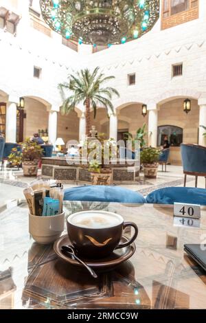 Tasse de café dans le bar café du hall de l'hôtel Mövenpick Petra Banque D'Images
