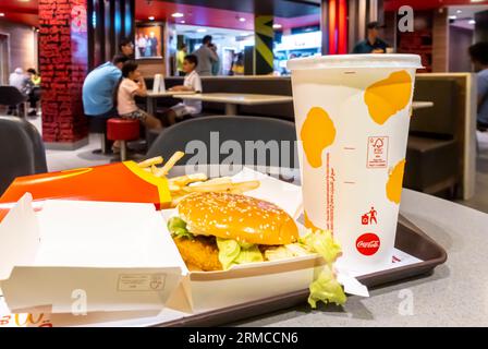 Hamburger, frites et cola sur le plateau du restaurant McDonald's Aqaba Jordan Banque D'Images