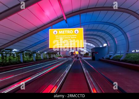 Grand panneau du métro d'Istanbul au-dessus de la station de métro Travelator Sabiha Gökçen Havalimanı (Aırport) Banque D'Images