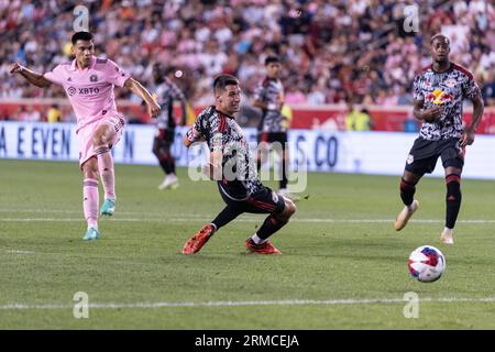 Harrison, États-Unis. 26 août 2023. Diego Gomez (8) de l'Inter Miami marque un but lors du match de saison régulière de la MLS contre les Red Bulls au Red Bull Arena à Harrison, New Jersey. Le stade a été épuisé car les spectateurs cherchaient à regarder Lionel Messi jouer. Inter a gagné 2 - 0. (Photo de Lev Radin/Pacific Press) crédit : Pacific Press Media production Corp./Alamy Live News Banque D'Images