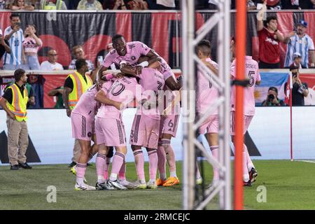 Harrison, États-Unis. 26 août 2023. Lionel Messi (10 ans) de l'Inter Miami et ses coéquipiers célèbrent son but lors du match de saison régulière de la MLS contre les Red Bulls au Red Bull Arena. Le stade a été épuisé car les spectateurs cherchaient à regarder Lionel Messi jouer. Inter a gagné 2 - 0. (Photo de Lev Radin/Pacific Press) crédit : Pacific Press Media production Corp./Alamy Live News Banque D'Images