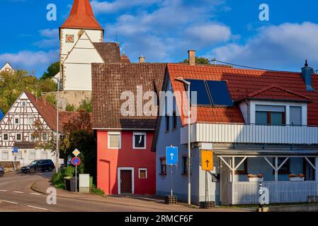 Trottoir le long des maisons et des voitures garées dans une zone urbaine avec des maisons privées de faible hauteur. Suburban House parmi les arbres d'automne. Grande pelouse bien entretenue et Banque D'Images