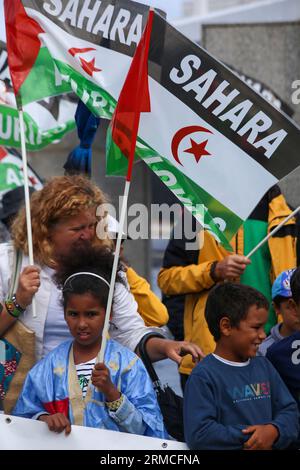 Gijon, Asturies, Espagne. 27 août 2023. Gijon, Espagne, 27 août 2023 : une fille porte un drapeau du Sahara lors de la manifestation pour la paix et la justice pour le peuple sahraoui à Gijon, Espagne, le 27 août 2023. (Image de crédit : © Alberto Brevers/Pacific Press via ZUMA Press Wire) USAGE ÉDITORIAL SEULEMENT! Non destiné à UN USAGE commercial ! Banque D'Images