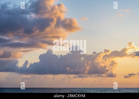 Lever de soleil coloré du nord-est de la Floride à South Ponte Vedra Beach. (ÉTATS-UNIS) Banque D'Images