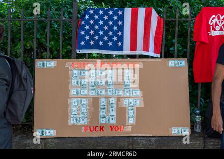 NEW YORK, NEW YORK - 27 AOÛT : un panneau contre le maire de New York Eric Adams lors d'un rassemblement anti-migrants et d'une manifestation devant Gracie Mansion le 27 août 2023 à New York. Curtis Sliwa, fondateur de Guardian Angels, a été rejoint par des responsables locaux et des centaines de manifestants, alors qu'il organisait une autre manifestation anti-migrants après avoir organisé plusieurs manifestations à Brooklyn et Queen contre les refuges de secours pour migrants dans les arrondissements. NYPD a procédé à plusieurs arrestations, y compris Sliwa qui a été arrêté pour désobéissance civile. Selon les dernières données de la ville, il y a plus de 59 000 migrants dans les refuges de la ville, avec hun Banque D'Images