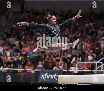 27 août 2023 : Simone Biles commence sa routine de balancier lors de la Journée des femmes 2 des Championnats américains de gymnastique 2023 au SAP Center à San Jose, CA. Kyle Okita/CSM Banque D'Images