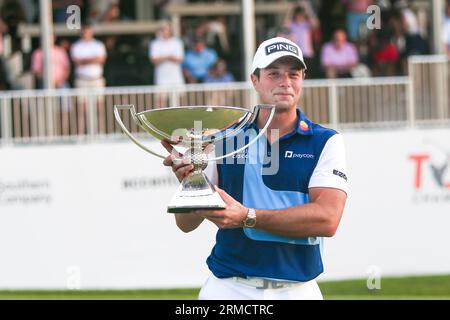 Atlanta, Géorgie, États-Unis. 27 août 2023. Viktor Hovland détient le trophée après avoir remporté le championnat TOUR à East Lake Golf Club. (Image de crédit : © Debby Wong/ZUMA Press Wire) USAGE ÉDITORIAL SEULEMENT! Non destiné à UN USAGE commercial ! Banque D'Images