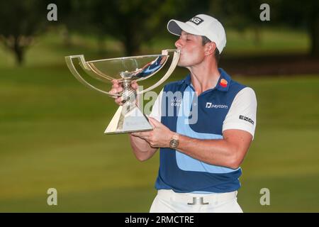 Atlanta, Géorgie, États-Unis. 27 août 2023. Viktor Hovland détient le trophée après avoir remporté le championnat TOUR à East Lake Golf Club. (Image de crédit : © Debby Wong/ZUMA Press Wire) USAGE ÉDITORIAL SEULEMENT! Non destiné à UN USAGE commercial ! Banque D'Images