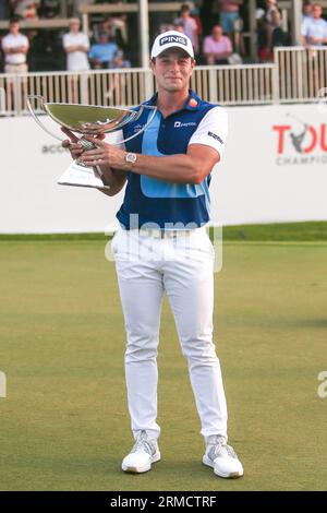 Atlanta, Géorgie, États-Unis. 27 août 2023. Viktor Hovland détient le trophée après avoir remporté le championnat TOUR à East Lake Golf Club. (Image de crédit : © Debby Wong/ZUMA Press Wire) USAGE ÉDITORIAL SEULEMENT! Non destiné à UN USAGE commercial ! Banque D'Images