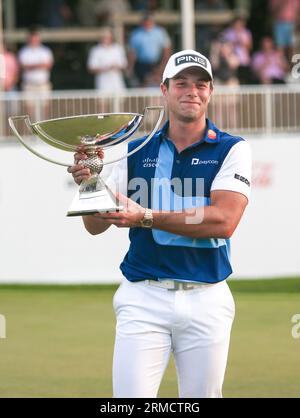 Atlanta, Géorgie, États-Unis. 27 août 2023. Viktor Hovland détient le trophée après avoir remporté le championnat TOUR à East Lake Golf Club. (Image de crédit : © Debby Wong/ZUMA Press Wire) USAGE ÉDITORIAL SEULEMENT! Non destiné à UN USAGE commercial ! Banque D'Images