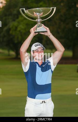 Atlanta, Géorgie, États-Unis. 27 août 2023. Viktor Hovland détient le trophée après avoir remporté le championnat TOUR à East Lake Golf Club. (Image de crédit : © Debby Wong/ZUMA Press Wire) USAGE ÉDITORIAL SEULEMENT! Non destiné à UN USAGE commercial ! Banque D'Images