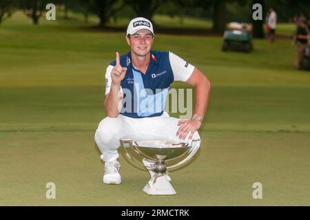 Atlanta, Géorgie, États-Unis. 27 août 2023. Viktor Hovland détient le trophée après avoir remporté le championnat TOUR à East Lake Golf Club. (Image de crédit : © Debby Wong/ZUMA Press Wire) USAGE ÉDITORIAL SEULEMENT! Non destiné à UN USAGE commercial ! Banque D'Images