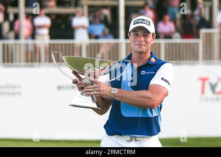 Atlanta, Géorgie, États-Unis. 27 août 2023. Viktor Hovland détient le trophée après avoir remporté le championnat TOUR à East Lake Golf Club. (Image de crédit : © Debby Wong/ZUMA Press Wire) USAGE ÉDITORIAL SEULEMENT! Non destiné à UN USAGE commercial ! Banque D'Images