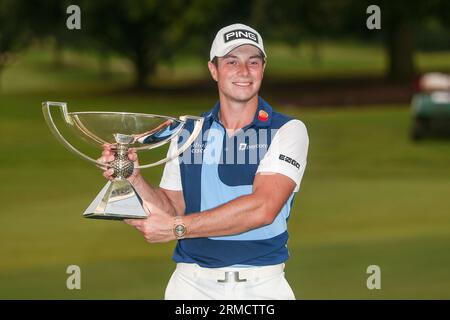 Atlanta, Géorgie, États-Unis. 27 août 2023. Viktor Hovland détient le trophée après avoir remporté le championnat TOUR à East Lake Golf Club. (Image de crédit : © Debby Wong/ZUMA Press Wire) USAGE ÉDITORIAL SEULEMENT! Non destiné à UN USAGE commercial ! Banque D'Images