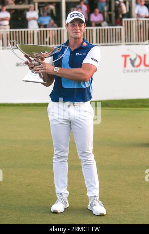 Atlanta, Géorgie, États-Unis. 27 août 2023. Viktor Hovland détient le trophée après avoir remporté le championnat TOUR à East Lake Golf Club. (Image de crédit : © Debby Wong/ZUMA Press Wire) USAGE ÉDITORIAL SEULEMENT! Non destiné à UN USAGE commercial ! Banque D'Images