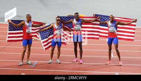 Budapest, Hongrie. 27 août 2023. (G-D) Quincy Hall, Justin Robinson, Rai Benjamin et Vernon Norwood des États-Unis posent pour des photos après la finale du relais 4x400m masculin des Championnats du monde d'athlétisme Budapest 2023 à Budapest, Hongrie, le 27 août 2023. Crédit : Zheng Huansong/Xinhua/Alamy Live News Banque D'Images