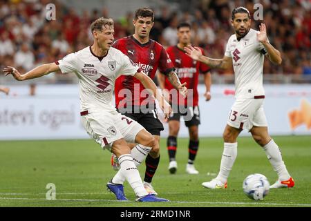 Italie. 26 août 2023. Italie, Milan, août 26 2023 : Mergim Vojvoda (défenseur du Torino FC) passe le tir en première mi-temps lors du match de football AC Milan vs Torino FC, jour 2 Serie A 2023-2024 Stade San Siro (crédit image : © Fabrizio Andrea Bertani/Pacific Press via ZUMA Press Wire) USAGE ÉDITORIAL UNIQUEMENT! Non destiné à UN USAGE commercial ! Banque D'Images