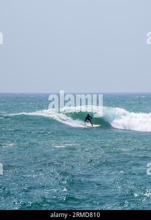 Surfeur attrapant des vagues à Mirissa Sri Lanka dans l'océan Indien Banque D'Images