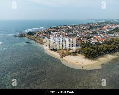 Drone aérien photo du fort colonial de Galle à l'océan dans le sud du Sri Lanka Banque D'Images