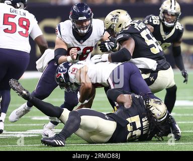 La Nouvelle-Orléans, États-Unis. 27 août 2023. Isaiah Foskey (55) et Jaylon Smith (59) affrontent tous les deux le Wide Receiver des Houston Houston Texans Xavier Hutchinson (19) lors d'un match de pré-saison de la National football League au Caesars Superdome à la Nouvelle-Orléans, Louisiane, le dimanche 27 août 2023. (Photo de Peter G. Forest/Sipa USA) crédit : SIPA USA/Alamy Live News Banque D'Images