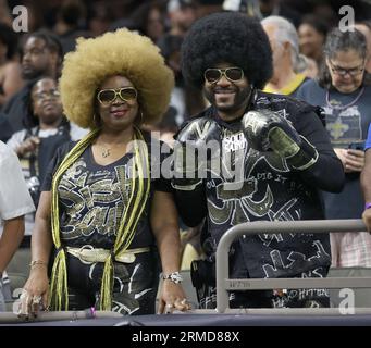 La Nouvelle-Orléans, États-Unis. 27 août 2023. Une paire de déguisés lors d'un match de pré-saison de la National football League au Caesars Superdome à la Nouvelle-Orléans, Louisiane, le dimanche 27 août 2023. (Photo de Peter G. Forest/Sipa USA) crédit : SIPA USA/Alamy Live News Banque D'Images