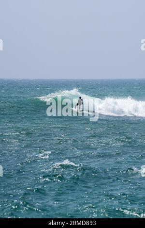 Surfeur attrapant des vagues à Mirissa Sri Lanka dans l'océan Indien Banque D'Images