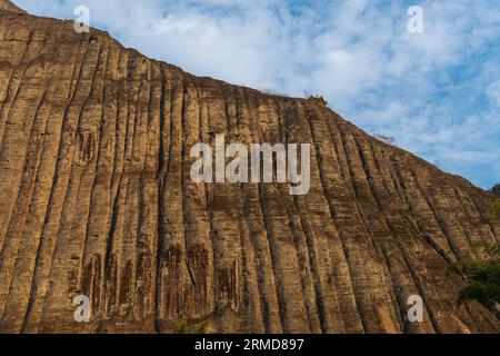 Gros plan sur les formations rocheuses bordant la rivière Nine Bend ou Jiuxi à Wuyishan ou le Mont wuyi région pittoresque à Wuyi Chine dans la province de fujian, coucher de soleil ciel avec Banque D'Images