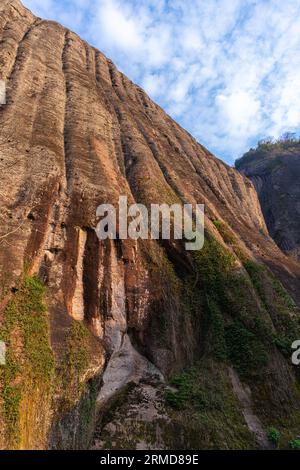 Gros plan sur les formations rocheuses bordant la rivière Nine Bend ou Jiuxi à Wuyishan ou le Mont wuyi région pittoresque à Wuyi Chine dans la province de fujian, coucher de soleil ciel avec Banque D'Images