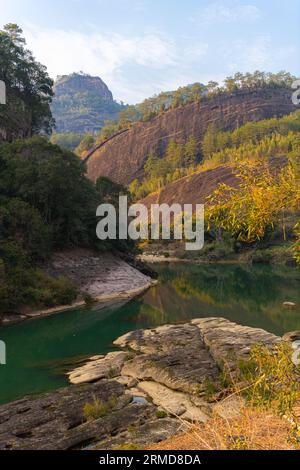 L'eau verte émeraude de la rivière Nine Bend ou de la rivière Jiuxi à travers Wuyishan ou le mont wuyi région pittoresque dans la province de Fujian en Chine. Arrière-plan du coucher du soleil Banque D'Images