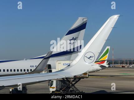 Lufthansa, ElAl et les compagnies aériennes éthiopiennes sur le tarmac de l'aéroport international Ben Gourion, Israël. Banque D'Images