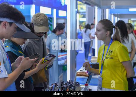 Changchun, province chinoise de Jilin. 23 août 2023. Un exposant russe présente des produits aux visiteurs lors de la 14e exposition Chine-Asie du Nord-est à Changchun, dans la province de Jilin du nord-est de la Chine, le 23 août 2023. Crédit : Zhang Nan/Xinhua/Alamy Live News Banque D'Images